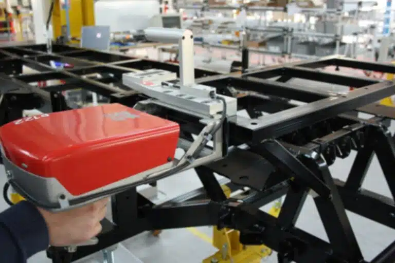 Remarquage d’un VIN par micro percussion hors ligne de production 