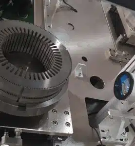 Equipement de marquage laser sur carter automobile