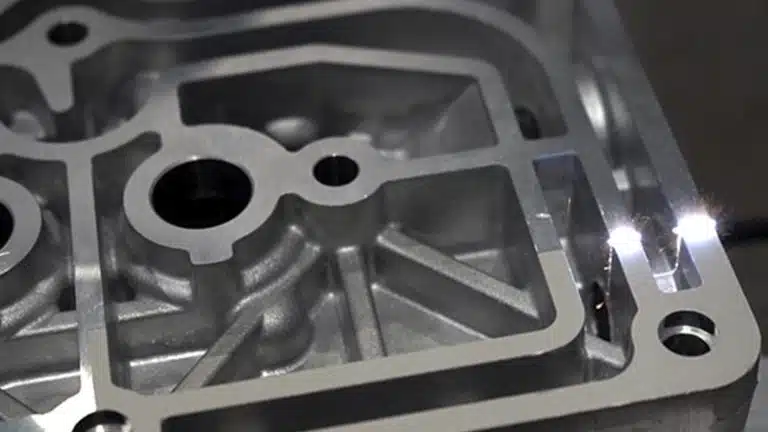 Innovation dans le marquage industriel : texturation et traitement de surface au laser