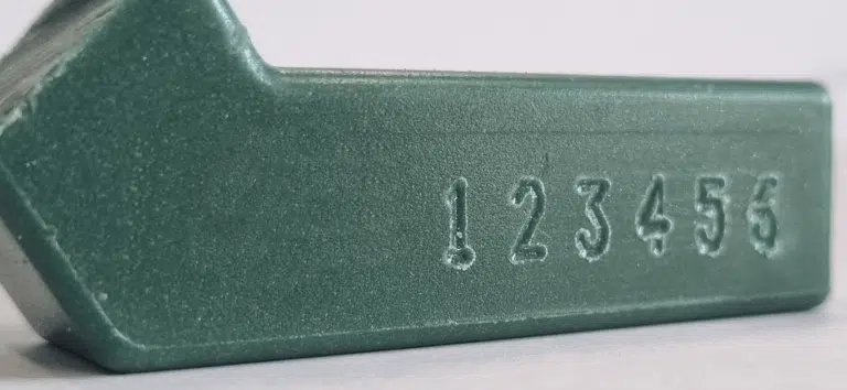 Marquage sur cire : sécuriser la traçabilité sans fragiliser la matière