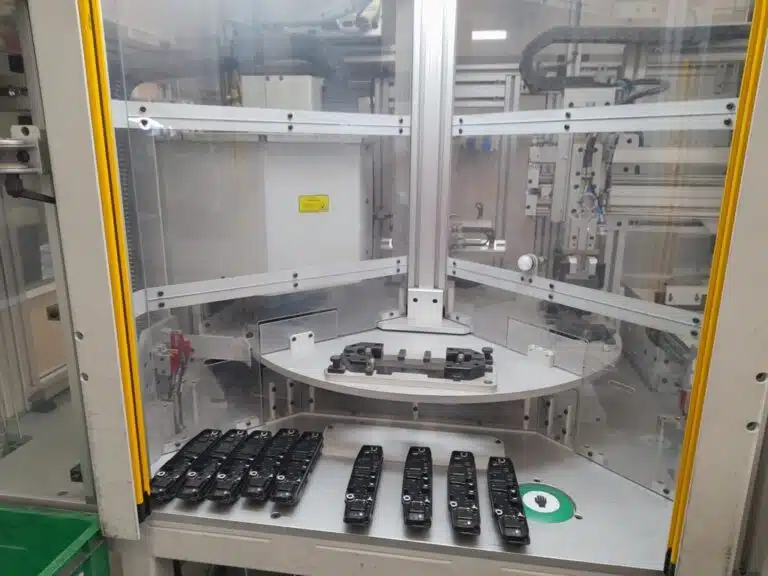 Décapage sur pièces peintes pour garantir une conductivité électrique
